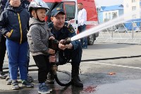 Посидеть в салоне пожарного автомобиля и пострелять водой из шланга смогли южносахалинцы, Фото: 9