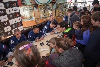 За автографами к хоккеистам «Сахалина» выстроилась очередь в 150 человек, Фото: 6