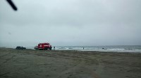 Автомобиль затопило на пляже в Стародубском, Фото: 2