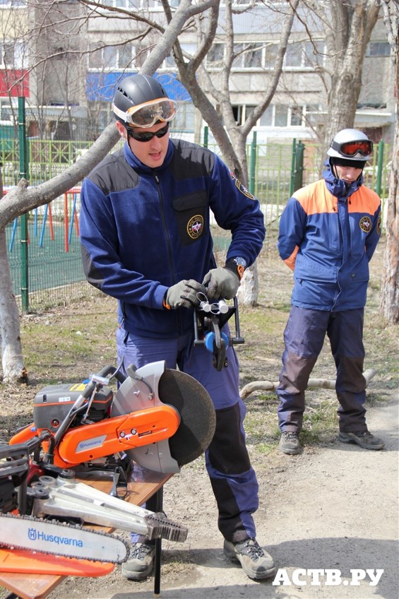 Показательное выступление пожарных и спасателей прошло в Южно-Сахалинске
