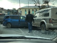 Три автомобиля столкнулись у школы в Корсакове, Фото: 1