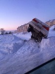   Легковая "Тойота" повисла на сугробе в пригороде Южно-Сахалинска, Фото: 3