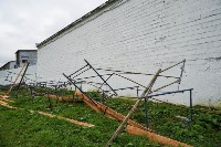 Вандалы в Корсакове развалили строительные леса и исписали стену, подготовленную под мурал, Фото: 4