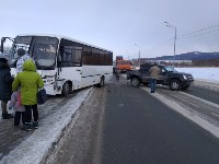 Рейсовый автобус столкнулся с пикапом в Южно-Сахалинске, Фото: 2