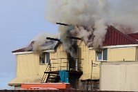 Здание общежития горит в Долинске, Фото: 6