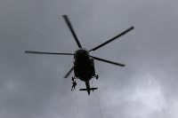 Спасатели спустились с вертолета на стадион «Космос» в Южно-Сахалинске, Фото: 3