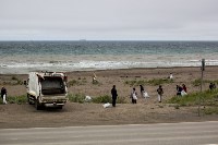 Больше 20 «кубов» мусора убрали с пляжа в Невельском районе, Фото: 21