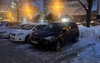 Неизвестные пробили колёса автомобилей на парковке в Южно-Сахалинске, Фото: 2