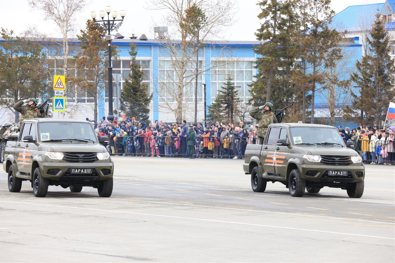 Военный парад на Сахалине собрал несколько тысяч зрителей - Новости Южно  Сахалинска – Фотогалерея, фото 18 - ASTV.ru