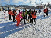 Мамы детсадовцев устроили хоккейную битву на главной площади Томари, Фото: 11
