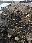 Очевидцы: мазут со стихийной свалки в Невельске стекает в море, Фото: 8