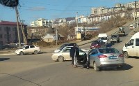 Очевидцы: седан врезался в автомобиль ГИБДД в Холмске, Фото: 3