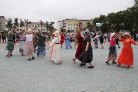Пенсионеры устроили танцы на главной площади Корсакова, Фото: 2