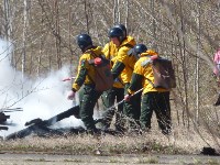С настоящим огнем боролись на Сахалине во время учений по тушению лесных пожаров , Фото: 11