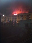 Жильцов четырехэтажки в Углегорске эвакуируют - горит крыша жилого многоквартирного дома, Фото: 7