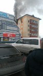Пожарные забрались на балкон горящей квартиры в пятиэтажке в Южно-Сахалинске, Фото: 5