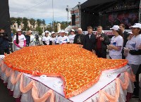 Более тысячи южносахалинцев привлек огромный бутерброд с икрой, Фото: 11