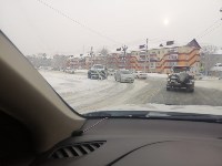 Внедорожник сбил знак пешеходного перехода в Южно-Сахалинске, Фото: 1