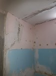 В Ногликах в новостройке рушатся потолки и стены, Фото: 15