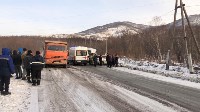 Универсал и самосвал лоб в лоб столкнулись по дороге на карьер на Сахалине, Фото: 1