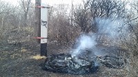 Около двух часов пожарные тушили горящую траву на поле в Дальнем, Фото: 5