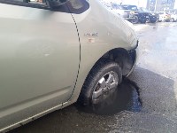 Два автомобиля провалились в яму полутораметровой глубины в Южно-Сахалинске, Фото: 6