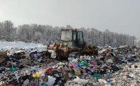 Бульдозер загорелся на мусорном полигоне в Тымовском районе, Фото: 3