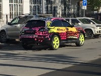 Машина, обклеенная тысячей разноцветных стикеров, разъезжает по Южно-Сахалинску, Фото: 1