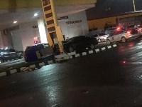 Toyota Cresta врезалась в автомобиль и АЗС в Холмске, Фото: 3