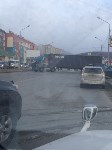 Контейнеровоз, легковушка и небольшой грузовик столкнулись в Южно-Сахалинске, Фото: 2