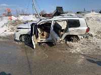 Lexus искорёжило после встречи с двумя столбами в Южно-Сахалинске, Фото: 7