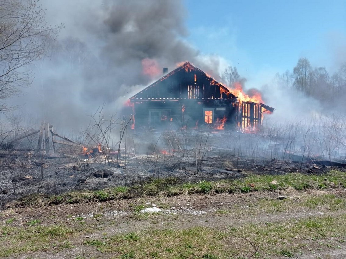 Пожар в Смирныховском районе тушили до полуночи: дома и постройки сгорели на  площади 7500 