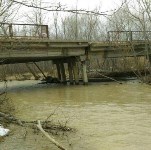 Жители Троицкого пользуются мостом, который может рухнуть в любую минуту, Фото: 5