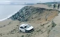 В Охотском автомобиль слетел с обрыва прямо на пляж, Фото: 1