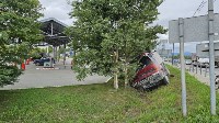 Самосвал пробил дорожное ограждение и опрокинулся у АЗС в Южно-Сахалинске, Фото: 8
