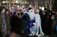 Шествием Дедов Морозов и огнем открыли новогоднюю елку в Ногликах, Фото: 3