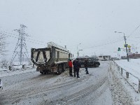 Груженый снегом самосвал протаранил два внедорожника в Южно-Сахалинске, Фото: 1