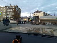 Микроавтобус опрокинулся при столкновении с бензовозом в Луговом, Фото: 8