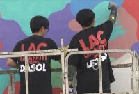 Художники из Южной Кореи нарисовали цветную горбушу на стене дома в Дальнем, Фото: 4