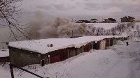 Четыре автоцистерны тушат горящие гаражи в Холмске, Фото: 1