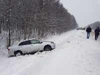 Два автомобиля оказались за пределами дороги в результате ДТП на корсаковской трассе, Фото: 3