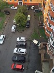 Легковушка врезалась в бетонное ограждение подъезда в Южно-Сахалинске, Фото: 3