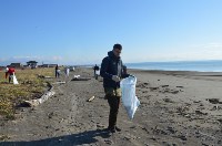 Сахалинские энергетики вывезли 60 мешков мусора с побережья, Фото: 4