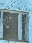 Очевидец: в Поронайске подростки кидаются стеклом и камнями из здания наркологии, Фото: 5