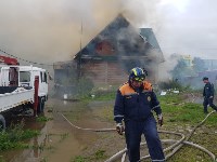 Пожарным в Южно-Сахалинске пришлось тушить огонь верхом на снегоходе, Фото: 4