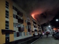 Жильцов четырехэтажки в Углегорске эвакуируют - горит крыша жилого многоквартирного дома, Фото: 4