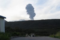 Вулкан на Парамушире выбросил столб пепла высотой 4 километра, Фото: 1