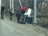 Микроавтобус вылетел с дороги и опрокинулся в Южно-Сахалинске, Фото: 2