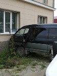 Микроавтобус врезался в дом на окраине Южно-Сахалинска, Фото: 1