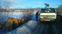 Бензовоз вылетел в кювет в Южно-Сахалинске, Фото: 1